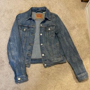 Women’s Levi’s fitted Jean Jacket